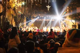 Đêm Noel ấm áp tràn ngập đường phố