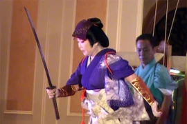 Xem nghệ thuật quay Hakata trên kiếm Nhật