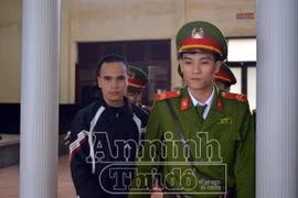 Tội nghiệp bé gái bị gã hàng xóm hãm hiếp đau đớn