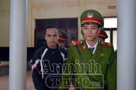 Tội nghiệp bé gái bị gã hàng xóm hãm hiếp đau đớn