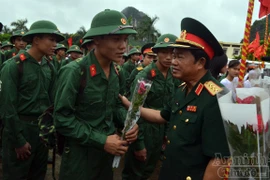 Ngày tòng quân chộn rộn cửa ngõ Tây Bắc