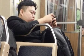 Hốt hoảng gặp "bản sao" Chủ tịch Triều Tiên Kim Jong- un đi tàu điện ngầm ở Chicago