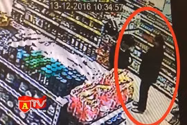 Xem các nữ quái qua mặt camera an ninh để "cuỗm" hàng tại siêu thị 