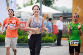 Hoa hậu Mai Phương Thuý quyến rũ trên đường chạy marathon