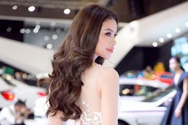 Hoa hậu Phạm Hương gợi cảm với đầm xuyên thấu