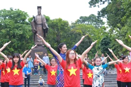 Dàn Hoa hậu, Á hậu nhảy "vì sự tử tế" bên cạnh Hồ Gươm