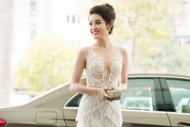 Diện váy xuyên thấu, Á hậu Huyền My khoe vòng một quyến rũ