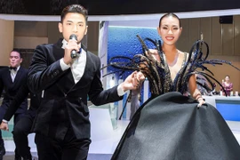 Siêu mẫu Diệu Huyền nổi bật bên ca sỹ Isacc tại sự kiện