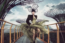 Siêu mẫu Jessica Minh Anh và những sàn diễn thời trang không tưởng