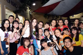 Hoa hậu Mai Phương Thuý bị vây kín khi làm đại sứ từ thiện