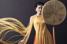 Cận cảnh bộ áo tứ thân Nguyễn Thị Loan trình diễn tại cuộc thi Hoa hậu Hòa bình quốc tế