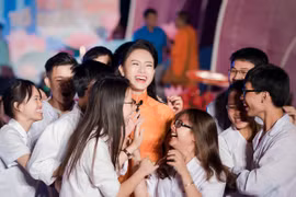 Diện áo dài lạ mắt, "người đẹp truyền thông" Ngọc Vân bị vây kín ở sự kiện