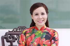 Nữ hoàng Kim Chi đẹp lạ với áo dài họa tiết lá thu