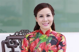 Nữ hoàng Kim Chi đẹp lạ với áo dài họa tiết lá thu