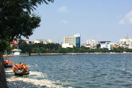Cá chết trắng Hồ Tây do ô nhiễm hữu cơ vượt mức?