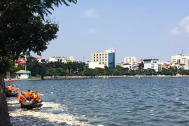 Cá chết trắng Hồ Tây do ô nhiễm hữu cơ vượt mức?