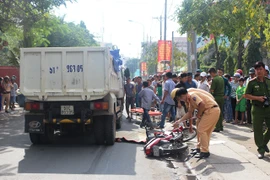 Người đàn ông chạy "xe ôm" bị xe ben cán tử vong
