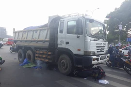 Xe máy va chạm với xe ben, cụ bà bị cán tử vong