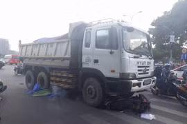 Xe máy va chạm với xe ben, cụ bà bị cán tử vong