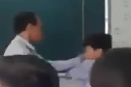 Giám thị đánh học sinh bị đình chỉ công tác tạm thời