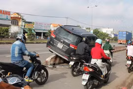 "Xế hộp" leo dải phân cách, nhiều người trên xe hú vía