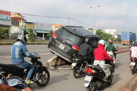 "Xế hộp" leo dải phân cách, nhiều người trên xe hú vía