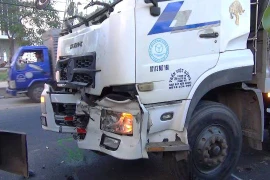 Va chạm liên hoàn 3 ô tô, quốc lộ 1 kẹt cứng