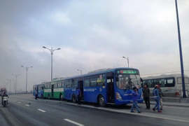 3 xe buýt "dồn toa" trên cầu, hàng trăm hành khách hoảng loạn
