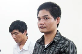 Chủ quán “đèn mờ” vác rìu chém khách 