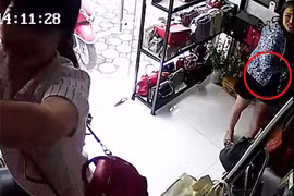"Nữ quái" dàn cảnh, trộm túi xách nhét vào người
