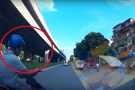 Sang đường không quan sát, va chạm ô tô, suýt gây tai nạn kinh hoàng