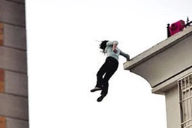 Sống sót kỳ diệu dù rơi từ tầng 26