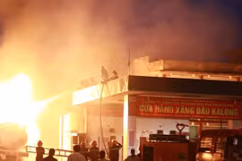 Cây xăng bốc cháy ngùn ngụt ở Quảng Ninh