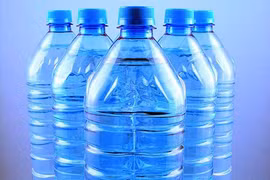 Ổ vi khuẩn trong chai nước bằng nhựa