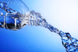 Lý do không nên uống nước đóng chai