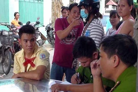 Tài xế taxi lao xe vào đám giỗ, rồi rút dao đâm người