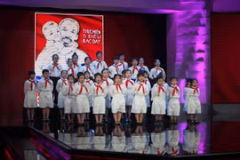 Nghệ sĩ tranh luận về dạy trẻ lòng yêu nước