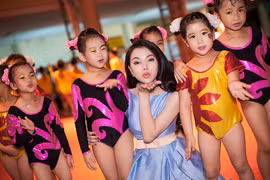 "Đối thủ" của Ngọc Trinh trổ tài làm MC