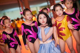 "Đối thủ" của Ngọc Trinh trổ tài làm MC