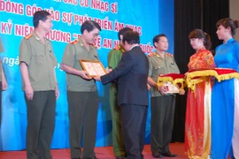 Giám đốc Công an Hà Nội nhận kỷ niệm chương "Vì sự nghiệp âm nhạc" 