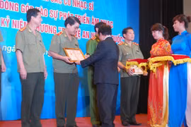 Giám đốc Công an Hà Nội nhận kỷ niệm chương "Vì sự nghiệp âm nhạc" 