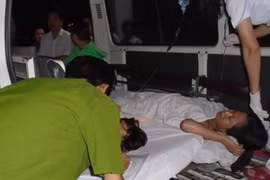 Bị bạn trai cũ tạt axít, hai mẹ con cô gái quằn quại giữa đường