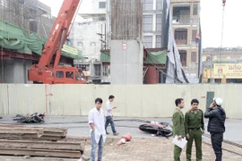 Vật liệu công trình đường sắt trên cao rơi, khiến 2 người thương vong