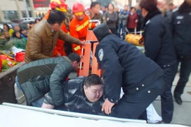 Hơn 20 người vật vã mới đỡ được thanh niên nặng 220 kg đứng dậy