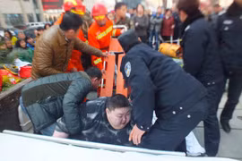 Hơn 20 người vật vã mới đỡ được thanh niên nặng 220 kg đứng dậy