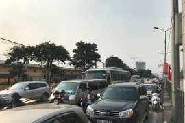 Người dân ùn ùn rời khỏi Thủ đô Hà Nội đi nghỉ lễ 30-4