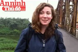 Qua cầu Long Biên, nhiều người dân e ngại chuyện an toàn