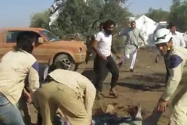 Quân đội Syria thả “bom thùng” vào trại tị nạn, 75 người thiệt mạng