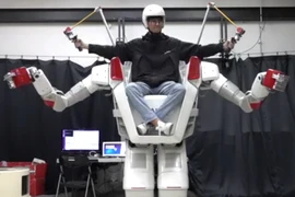 Video Hàn Quốc phát triển thành công robot khổng lồ