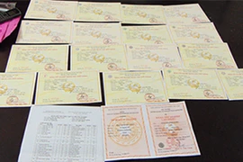 Buôn bằng giả để bán kiếm lời